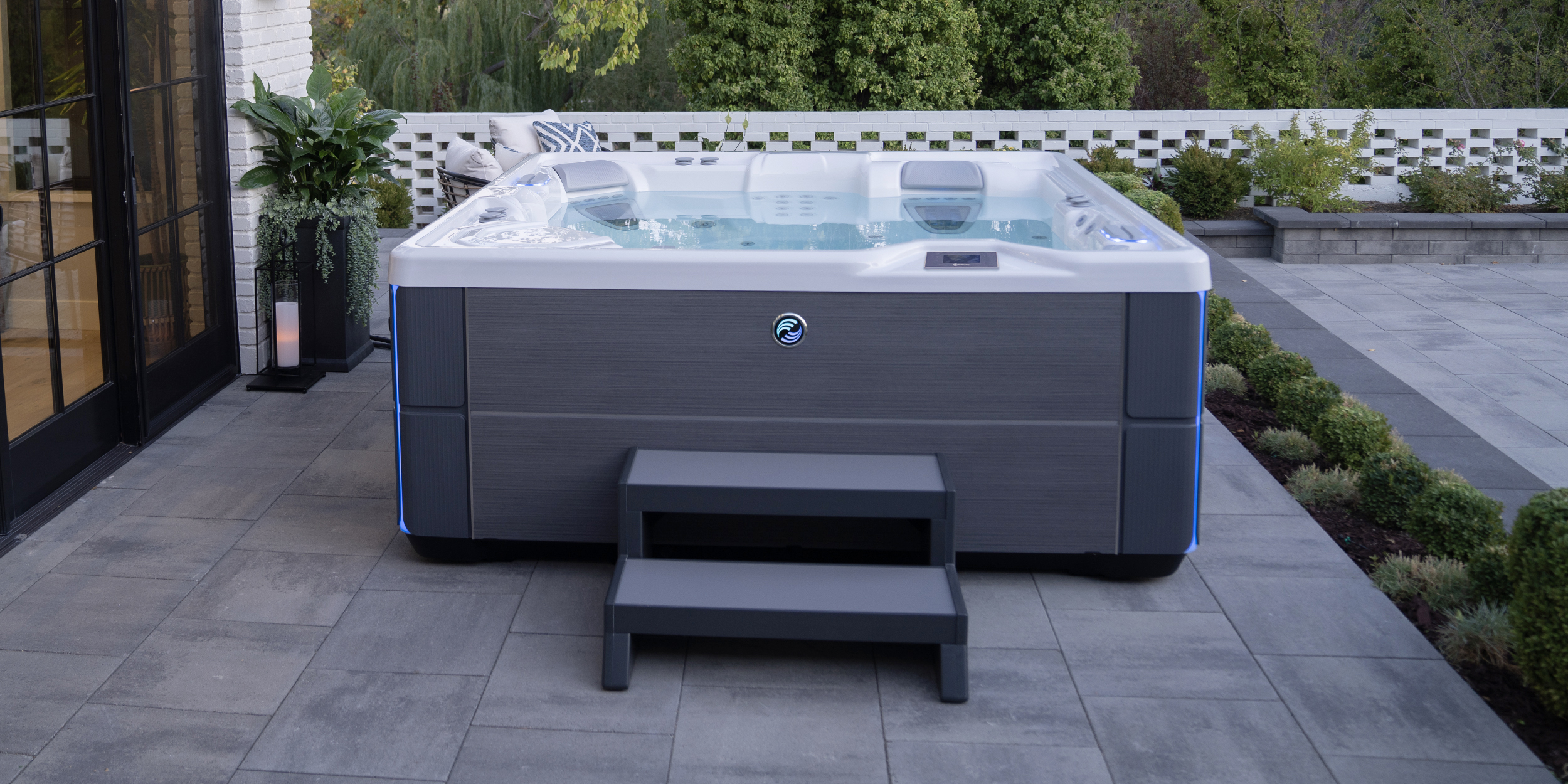 Shown with Charcoal Cabinet and Alpine White Shell